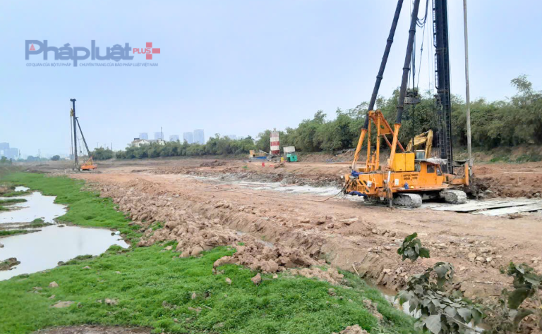 Các máy khoan thăm dò địa chất trên tuyến đang hoạt động liên tục.