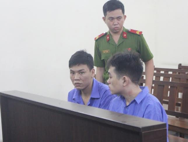 Hiếu (trái) lĩnh án tử hình cho tội ác đã gây ra.