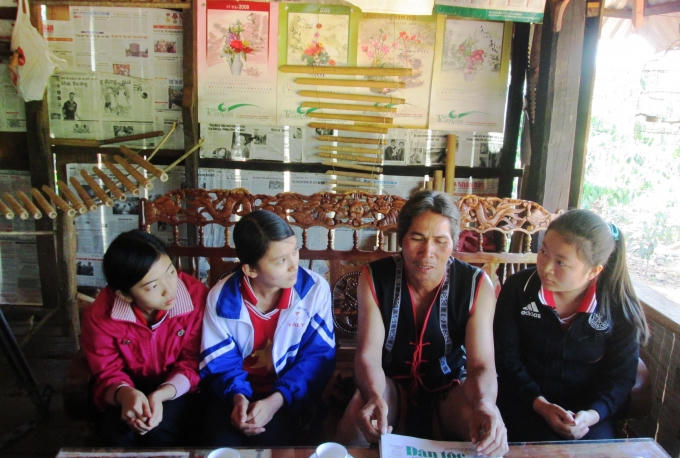 Nghệ nhân đang chia sẻ với các học trò của mình về nhạc lý, và âm hưởng của cồng chiêng.