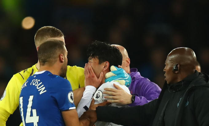 Sau trận, tiền vệ Dele Alli cho hay Son đã khóc rất nhiều và không thể ngẩng mặt lên ở phòng thay đồ. HLV Mauricio Pochettino thì nói học trò của mình đã suy sụp sau tình huống nói trên.