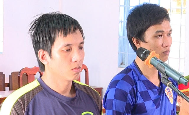 Bị cáo Hùng (trái) và Vinh tại phiên tòa. (Ảnh: báo Dân trí)