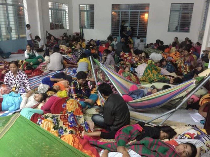 Người dân Khánh Hòa sơ tán đến nơi an toàn để tránh bão.