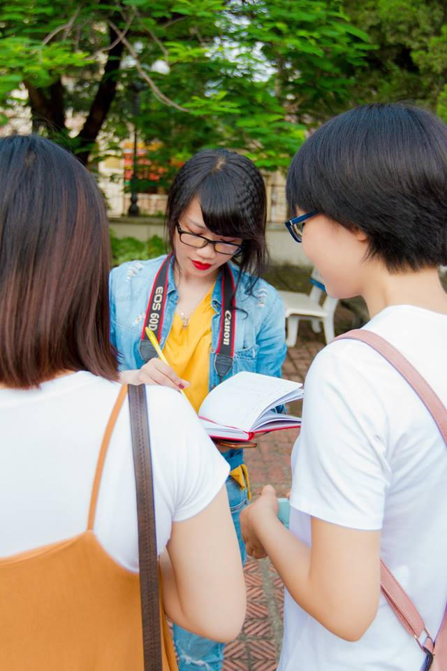 Trong túi xách của nhà báo luôn có sự hiện diện của máy ảnh và sổ tay chứ chẳng phải son phấn hay nước hoa. Ảnh: FBNV