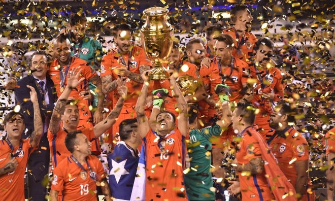 Chile vô địch Copa America 2016. Lần thứ hai liên tiếp đánh bại Argentina ở trận chung kết, Alexis Sanchez và đồng đội bảo vệ thành công danh hiệu vô địch Nam Mỹ. Giống như năm 2015, Chile một lần nữa vượt qua đối thủ ở loạt luân lưu. Điểm nhấn ở trận chung kết là quả luân lưu hỏng ăn của ngôi sao Lionel Messi ở lượt sút đầu tiên. Messi giải nghệ và trở lại. Sau khi Argentina để thua Chile 2-4 ở trận chung kết Copa America 2016, ngôi sao đang chơi cho Barca tuyên bố chia tay đội tuyển quốc gia. Thông báo của Messi khiến giới bóng đá ngỡ ngàng vì anh mới 29 tuổi và đang là thủ quân của tuyển Argentina. Tuy nhiên, hơn hai tuần sau sự kiện đó, Messi tuyên bố trở lại sau khi trao đổi với tân HLV Edgardo Bauza.
