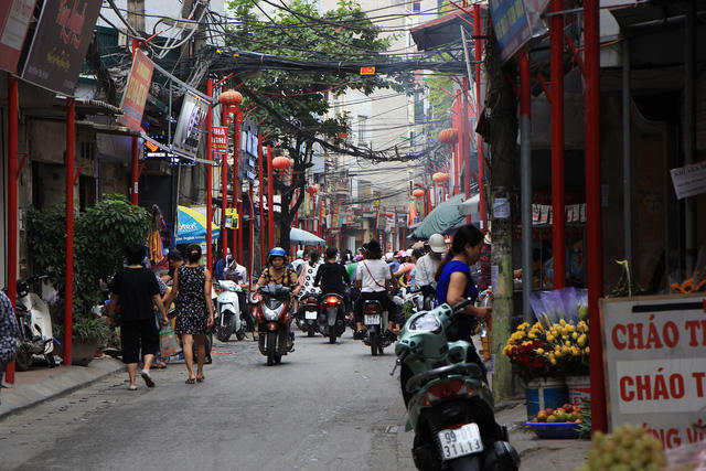 Trên các cột có gắn giá treo cờ và đèn lồng, phục vụ tuyên truyền các ngày lễ lớn của đất nước, Thủ đô và địa phương
