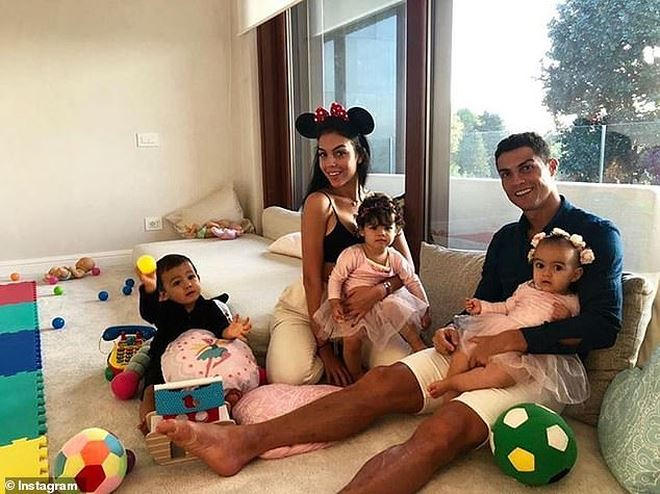 Cristiano Ronaldo chia sẻ hình ảnh bản thân và gia đình trên Instagram.