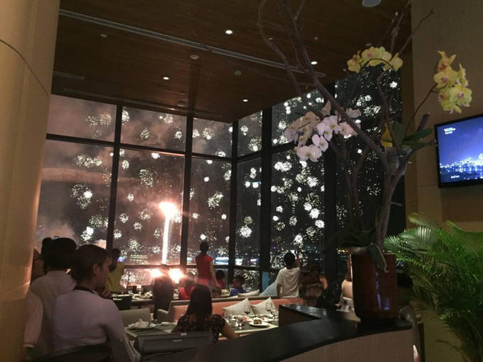 Bên ngoài khung cửa kính của nhà hàng The Square, những bông pháo hoa rơi rơi như thể những bông tuyết mùa đông. Phong cách ngắm pháo hoa lãng mạn này hẳn là chỉ Novotel Danang Premier Han River mới có thể đem lại cho bạn.