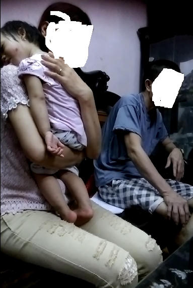 Mặc dù vết thương của cháu Nhã P. đã đỡ hơn nhiều nhưng cháu vẫn bị hoảng loạn và sợ hãi. (Ảnh: Thu Hường).