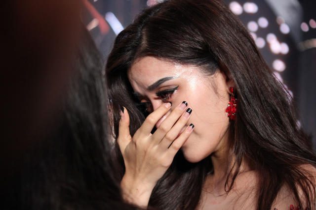 Huyền My kh&oacute;c nức nở sau khi kết th&uacute;c cuộc thi Hoa hậu H&ograve;a b&igrave;nh