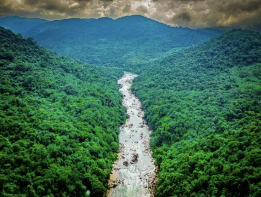 Hầm Hô hiện ra như nét chấm phá sinh động giữa núi rừng hùng vĩ. Ảnh: T.H