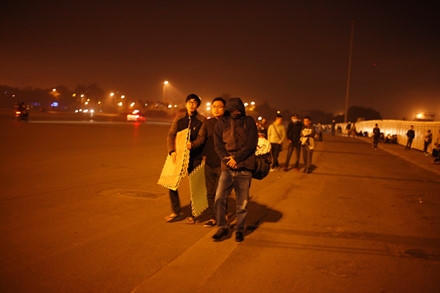 Dòng người xếp hàng mua vé ngày càng đông.