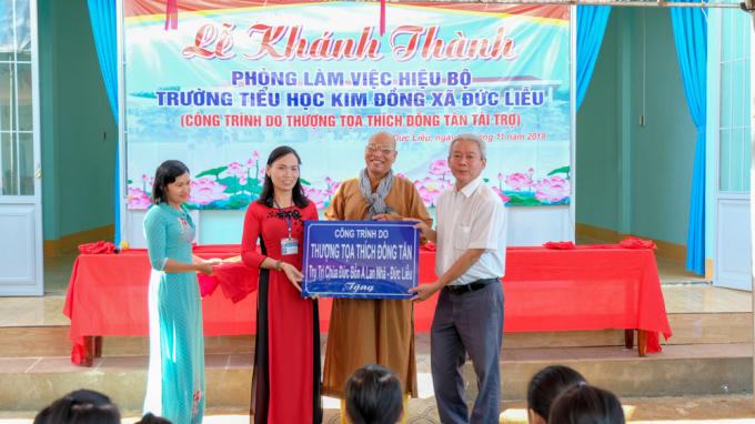 Trao tặng công trình phòng làm việc cho giáo viên.