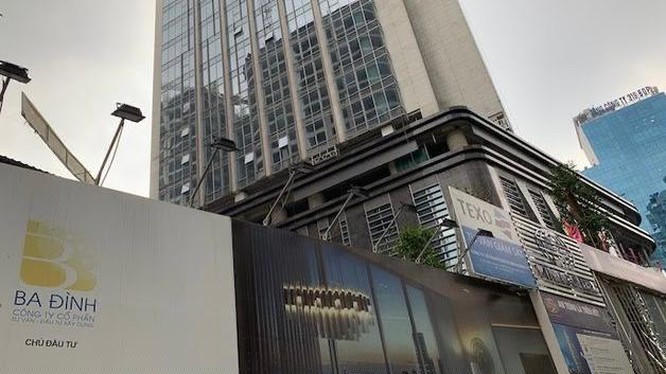 Nhiều khách hàng “sống dở chết dở” khi rót vốn vào dự án của Ba Đình CIC. Trong ảnh là dự án chưa hẹn ngày bàn giao ở 21 Lê Văn Lương.