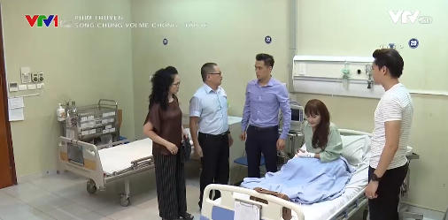 Gia đình Thanh và người đàn ông lạ mặt bên cạnh giường bệnh của Vân