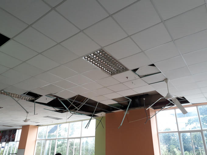 La phông trần nhà có nguy cơ đổ sập.