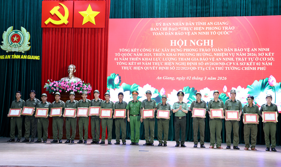 Các đồng chí trong Ban Giám đốc Công an tỉnh trao Giấy khen Công an tỉnh cho các tập thể, cá nhân