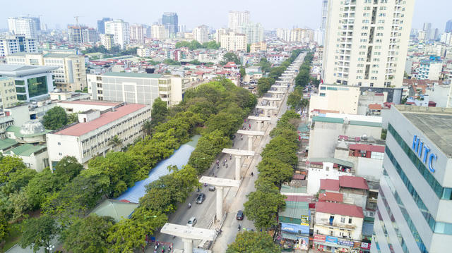 Trước cổng Đại học Quốc Gia, tuyến metro mới chỉ hoàn thiện các cột trụ, chưa được lao dầm.