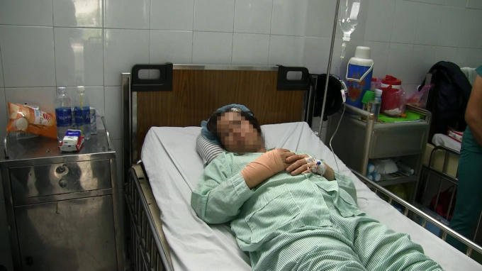 Nữ bác sĩ đang điều trị thương tích ở bệnh viện. (Ảnh: báo Vietnamnet)