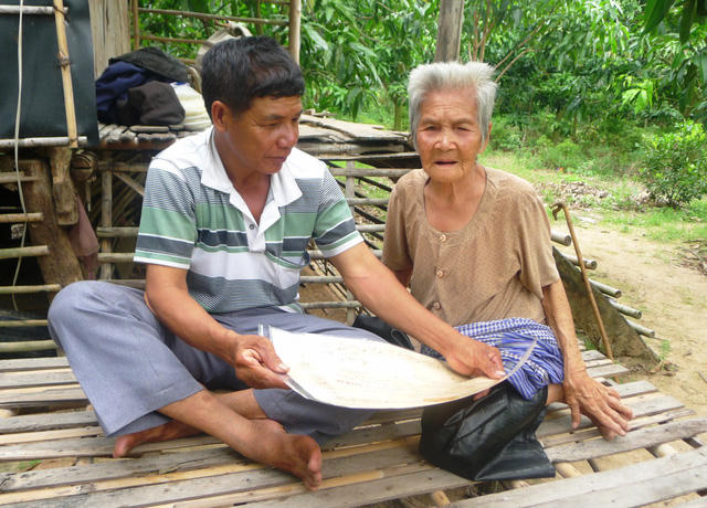 Ngày 10/6 vừa qua, ông Võ Văn Phước vô cùng bất ngờ khi được chính quyền địa phương mời lên trao Huân chương kháng chiến hạng Ba cho cha mẹ của ông.