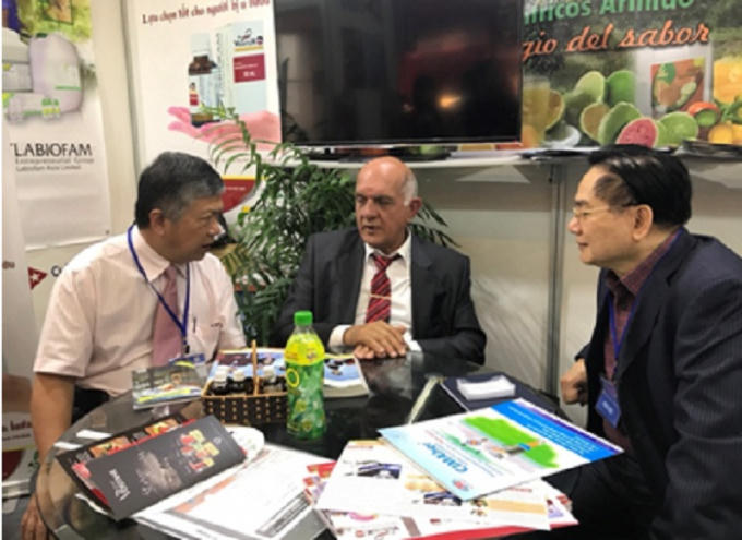 Giáo sư Fabio trao đổi với khách hàng tại hôi chợ Viet Nam EXPO 2018.