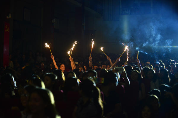 Sinh vi&ecirc;n B&aacute;o ch&iacute; kh&oacute;c nghẹn trong đ&ecirc;m nhạc 'Ph&uacute;t cuối'