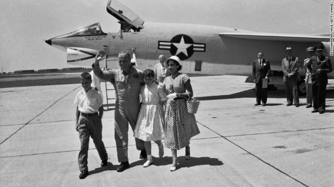 Đến năm 1974, ông Glenn tham gia tranh cử và trở thành thượng nghị sĩ đại diện bang Ohio của đảng Dân chủ. (Ảnh: Getty)