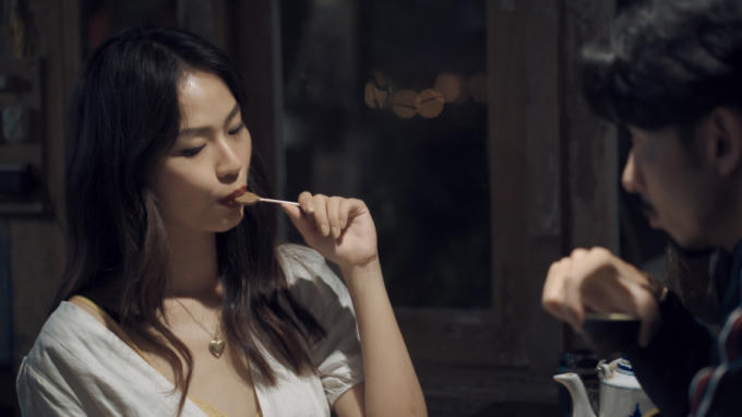 Sự kết hợp mới mẻ với JustaTee và Biên cũng là một điểm nhấn không thể bỏ qua khiến “Đố em biết anh nghĩ gì” mang một sức hút kỳ lạ đối với những ai vốn đã háo hức trước mọi điều mà Đen viết.