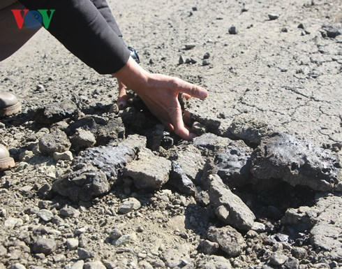 Đường mới sử dụng nhưng bong tróc và có thể dùng tay bóc từng mảng.