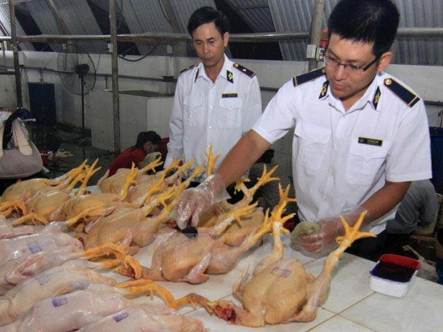 Tăng cường quản lý thực phẩm và xử lý nghiêm vi phạm về ATTP. (Ảnh: Dân Việt)