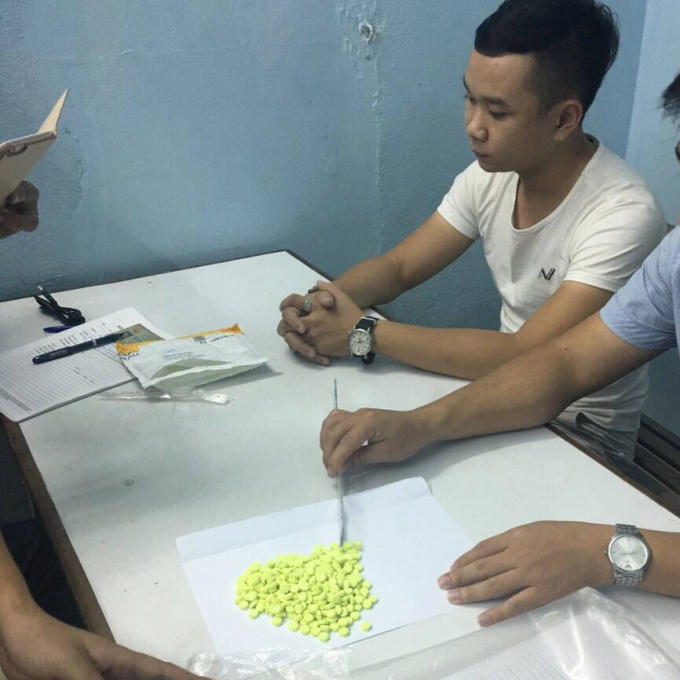 Đối tượng Trung và số tang vật thu giữ.