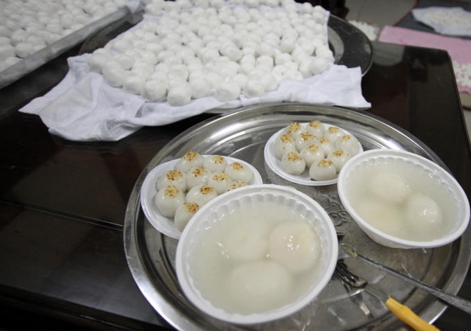 Người xưa cho rằng, việc làm bánh trôi, chay là nhắc nhớ về tích “bọc trăm trứng” của Âu Cơ. Bánh trôi tượng trưng cho 50 quả trứng nở ra thành 50 người con lên rừng theo mẹ. Bánh chay tượng trưng cho 50 quả trứng nở ra thành 50 người con theo cha xuống biển.