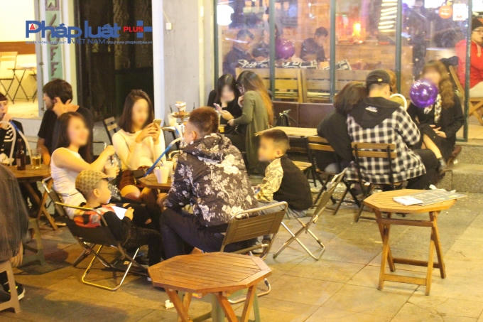 Người lớn vô tư hút shisha ngay cả khi có trẻ nhỏ ngồi bên cạnh.