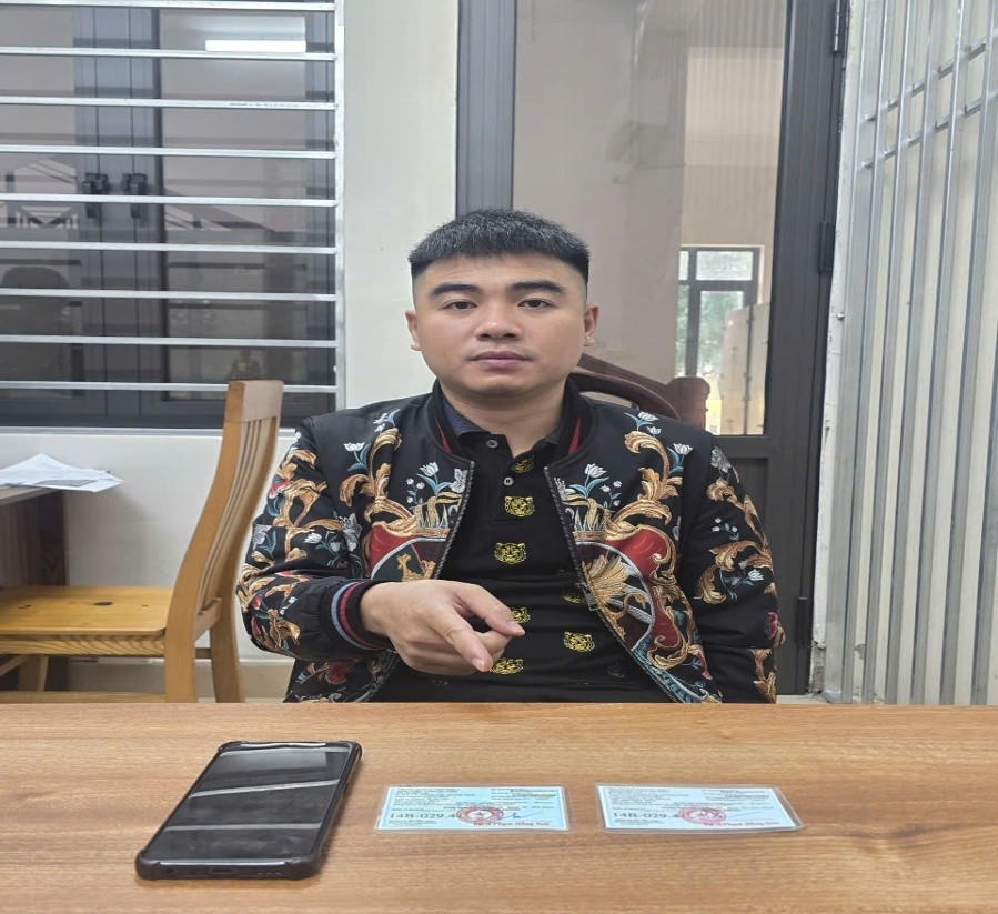 Đối tượng Vũ Đình Quyết cùng tang vật vụ án.