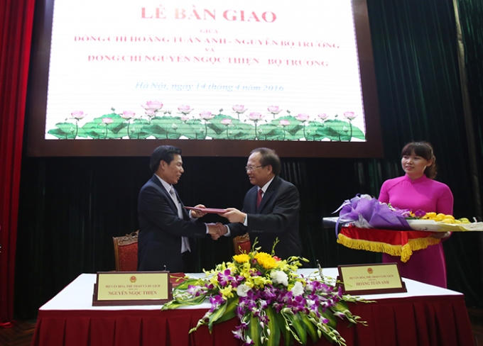 Lễ bàn giao giữa ông Hoàng Tuấn Anh - nguyên Bộ trưởng và Bộ trưởng Nguyễn Ngọc Thiện