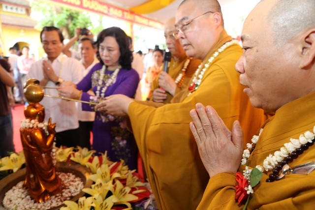 Đông đảo Tăng ni, Phật tử tiến hành nghi lễ tắm Phật.