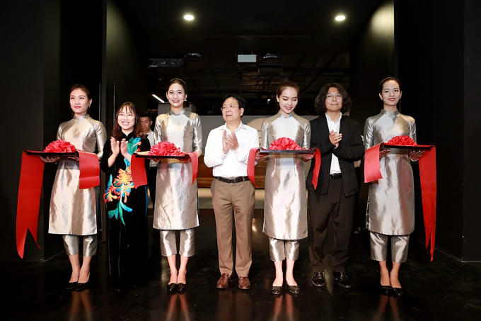 Ông Vương Duy Biên – Thứ trưởng Bộ Văn hóa, Thể thao &amp; du lịch (đứng giữa) cùng bà Lê Mai Lan – Phó Chủ tịch Tập đoàn Vingroup và TS. Mizuki Endo – Giám đốc nghệ thuật cùng cắt băng chính thức khai trương Trung tâm Nghệ thuật đương đại Vincom.