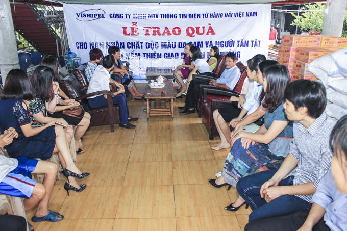 Công ty VISHIPEL thăm và tặng quà cho nạn nhân chất độc màu da cam tại Trại nấm Thiện Giao, Đồ Sơn, Hải Phòng.