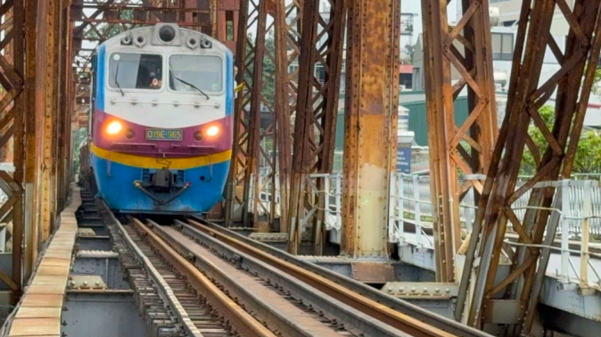 Cầu Long Biên sửa xong, tàu được chạy trở lại.