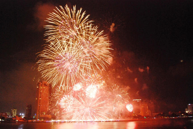 Người dân trầm trồ trước màn bắn của đội Đà Nẵng - Việt Nam.