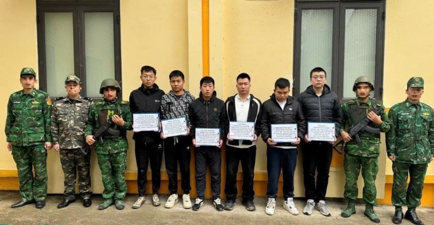 Các công dân Trung Quốc có hành vi nhập cảnh trái phép bị Đồn Biên phòng cửa khẩu quốc tế Tà Lùng tạm giữ. (Ảnh: Nông Văn Tuấn).
