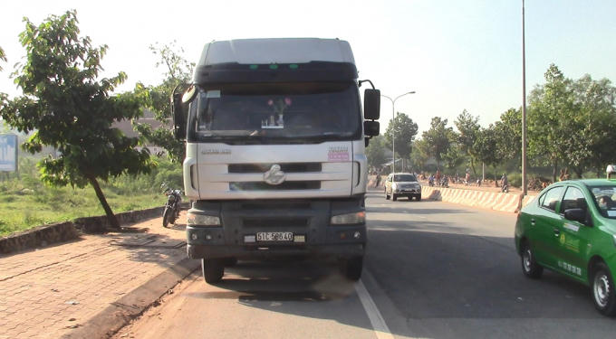 Sau va chạm, xe ô tô đỗ lên phía trước cách hiện trường vài chục mét.