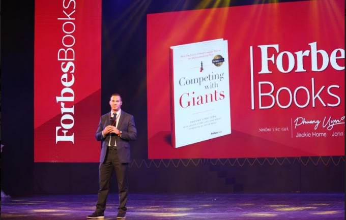 Đại diện NXB Forbes giới thiệu về cuốn sách Competing with Giants.