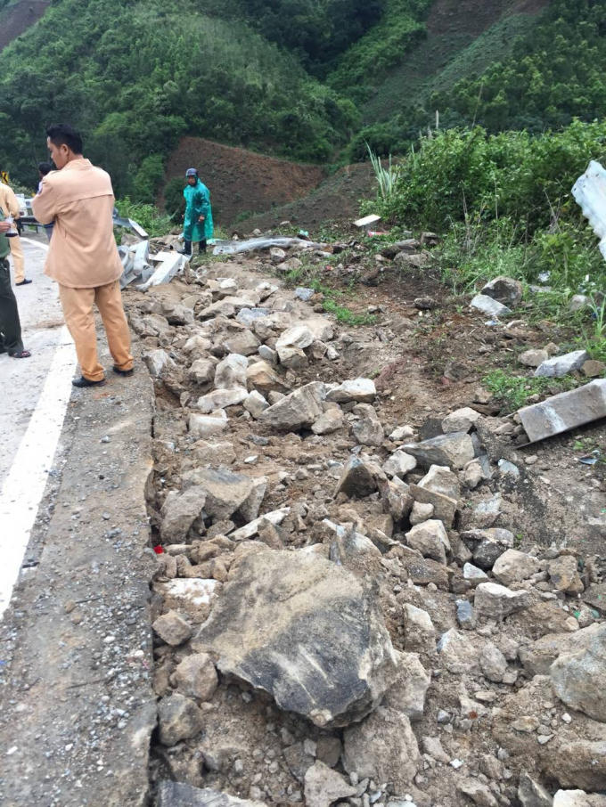 Cơ quan chức năng đang khám nghiệm hiện trường.