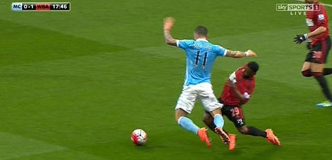 Sessegnon có pha phạm lỗi với Kolarov trong vòng cấm.