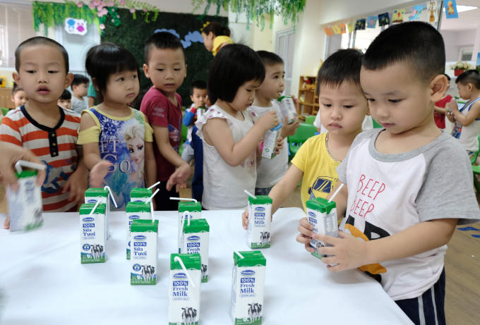 Các em học sinh hào hứng trong giờ uống sữa học đường