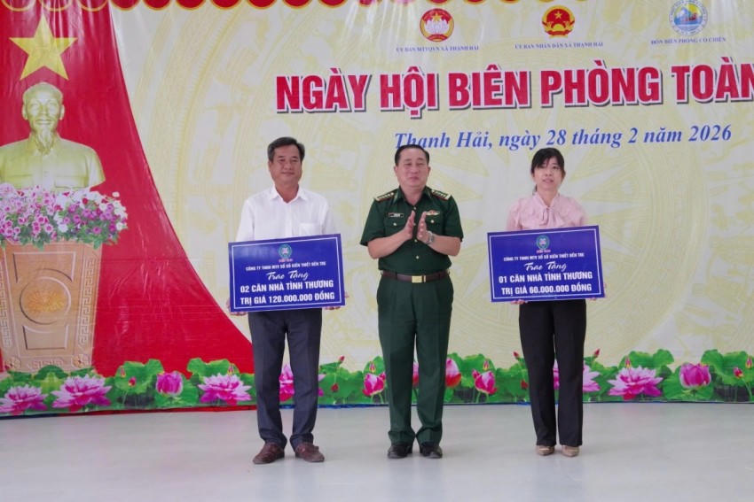 Đại tá Mai Văn Yên - Phó Chính ủy Ban Chỉ huy Quân sự tỉnh kiêm Chính ủy Ban Chỉ huy BĐBP tỉnh Vĩnh Long trao biểu trưng nhà tình thương