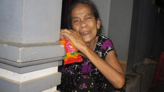 Người mẹ già thơ thẩn gọi tên con trong nỗi đau đến cùng cực.