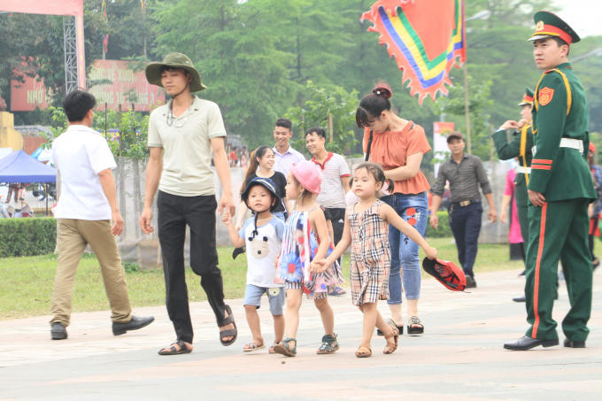 Các em nhỏ về cội nguồn cùng cha mẹ trong thời tiết nắng nóng.