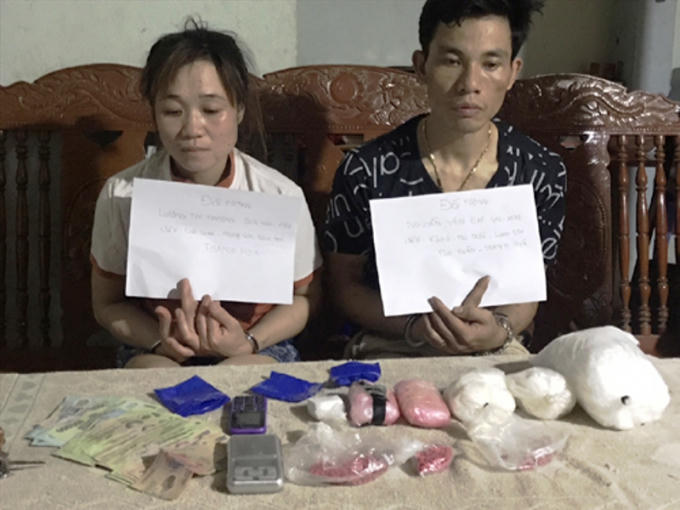 Hai đối tượng Đạt và Thương cùng tang vật tại cơ quan điều tra. (Ảnh: báo Giao thông)