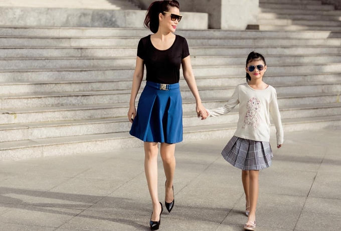 Trương Ngọc &Aacute;nh trẻ trung, xinh đẹp b&ecirc;n con g&aacute;i